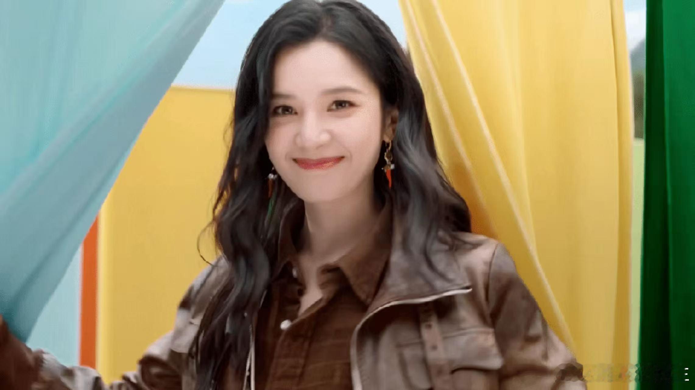 张婧仪live的神 秋日阳光洒下，张婧仪穿上风衣与贝雷帽的搭配，光影与她的笑容交