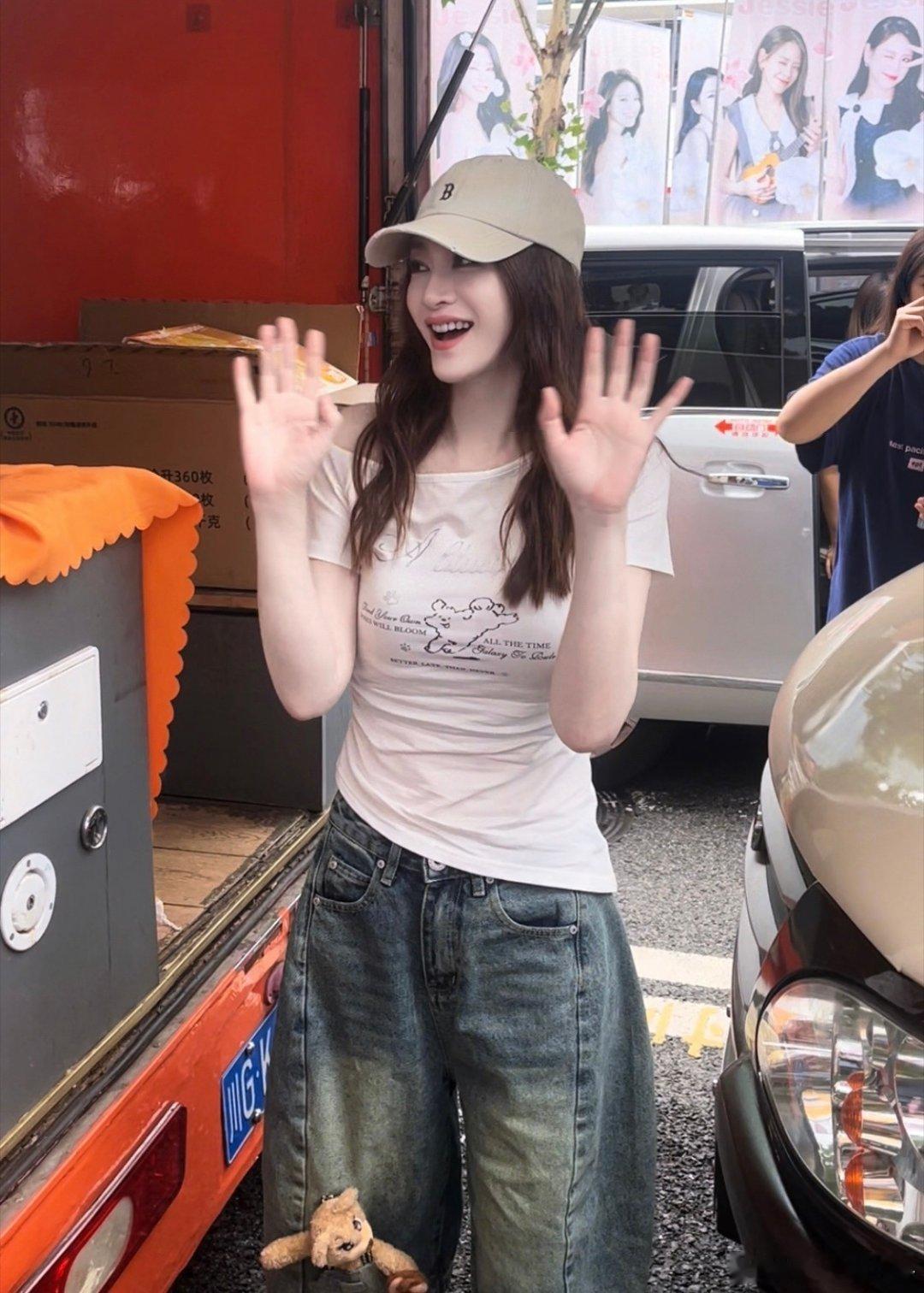 舞台温柔氛围感十足，李小冉唱完梦一场即刻微信发给那英，真诚细腻好暖心李小冉唱梦一