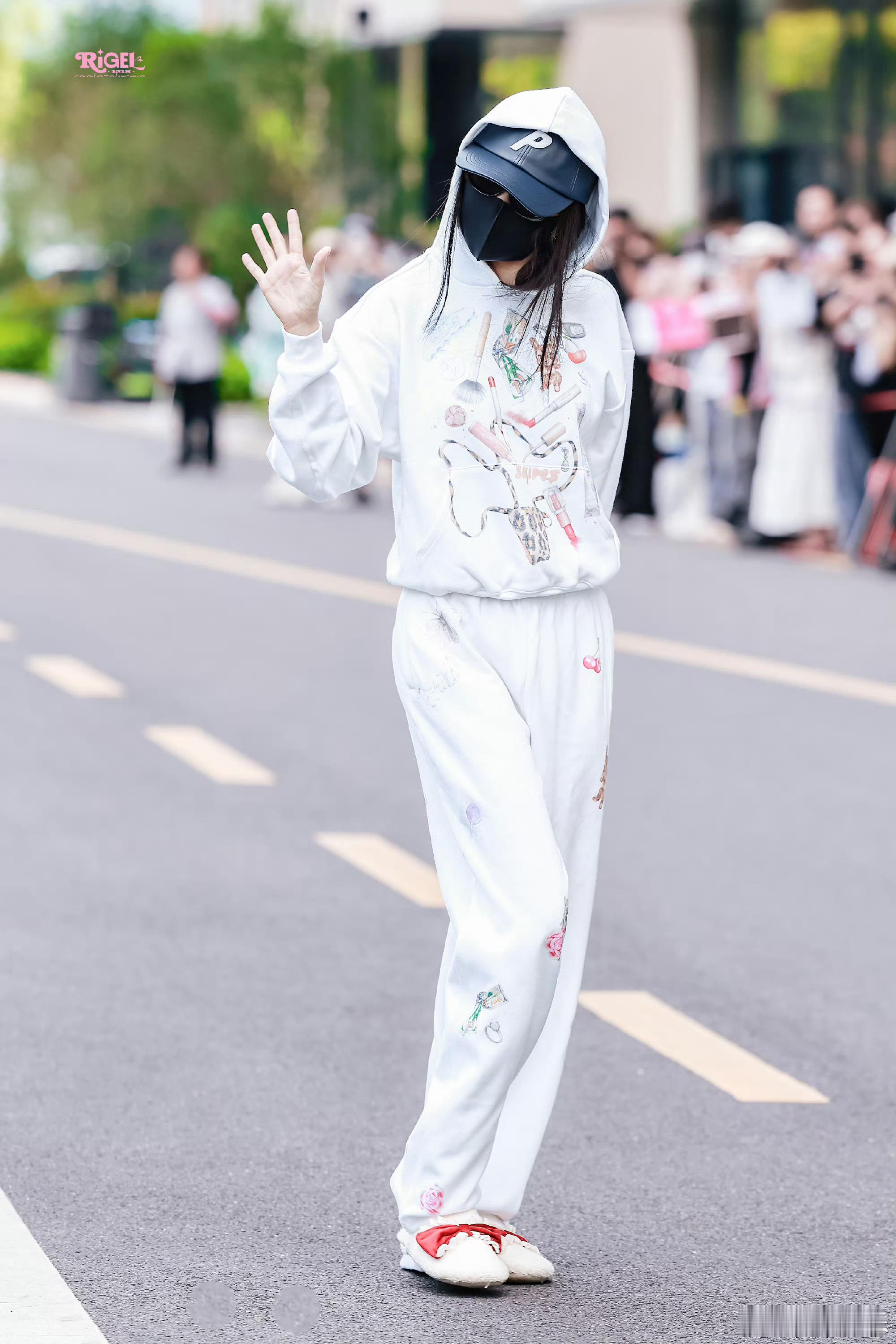 虞书欣长生骨上班路透，今日是休闲慵懒风，穿着快闪拖鞋和卫衣，蹦蹦跳跳的好可爱吧！