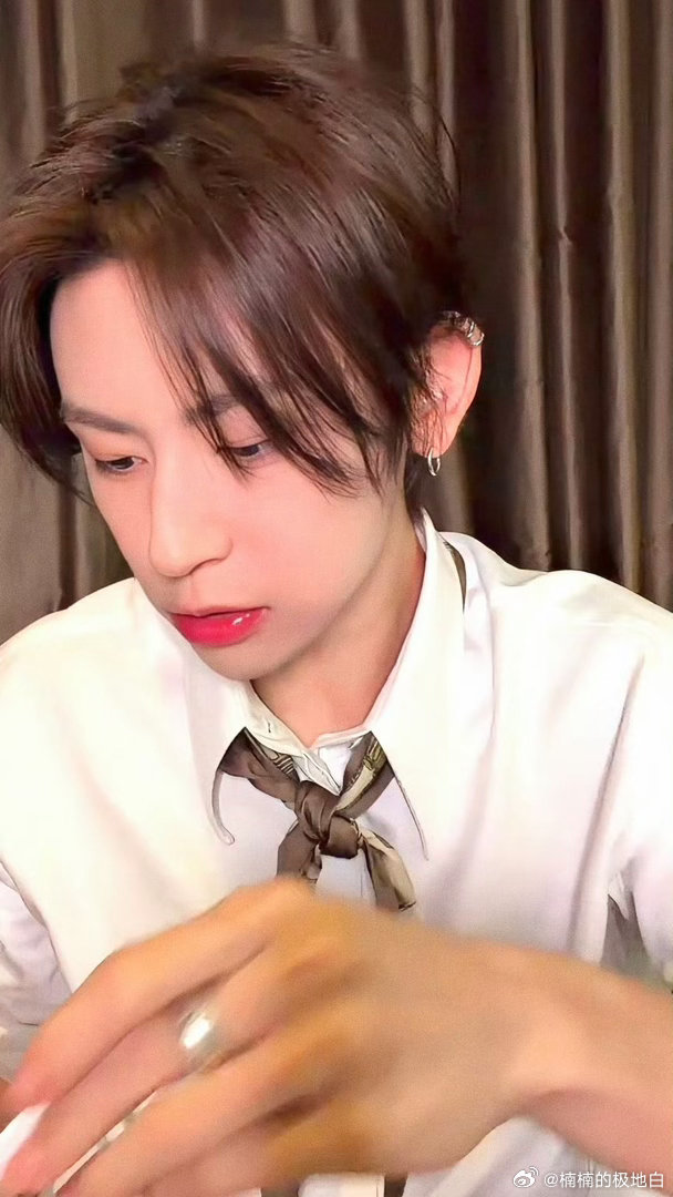 小鬼出道八周年直播 八年成长看得见！直播里温柔又真诚，回应粉丝时眼里有光，双向奔