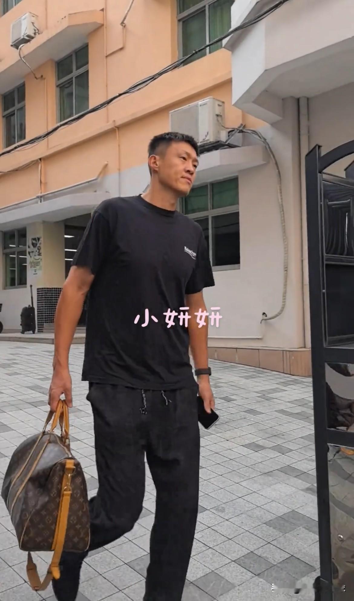 广东宏远最新消息；
CBA联赛开赛在即，广东宏远男篮昨日已出发前往青岛进行体测。