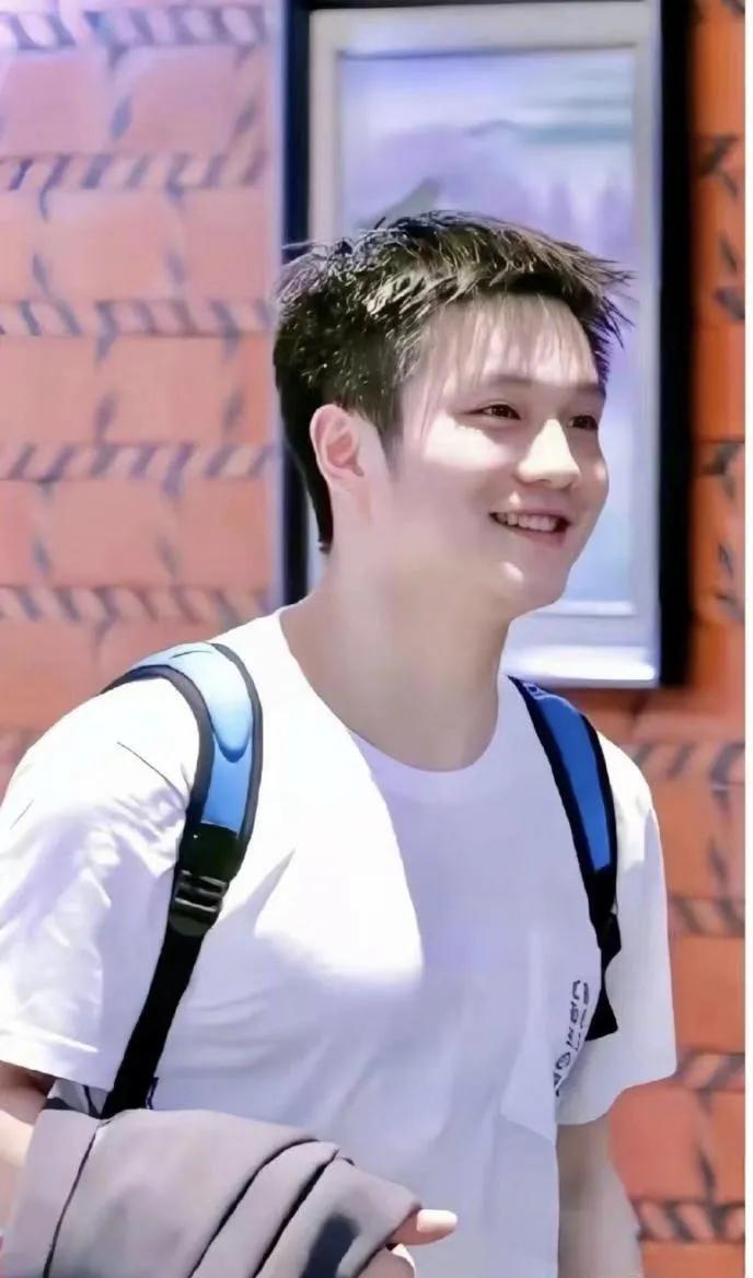 樊振东，他的坚韧，他的笑容，他的不容易，感染着，牵动着每一个人。