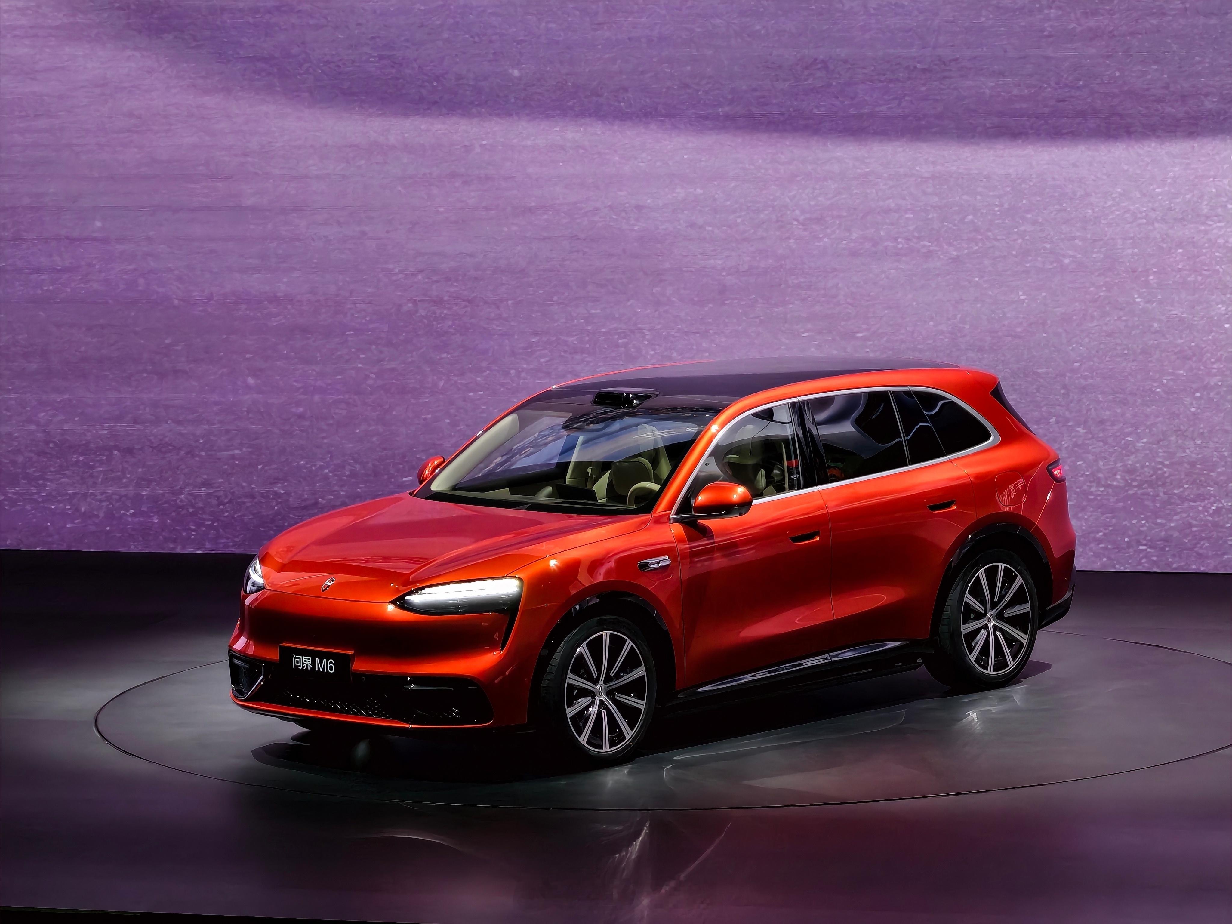 鸿蒙智行发布会 问界M6全系标配的这个副驾灵感橱窗很有意思，采用磁吸设计与可独立