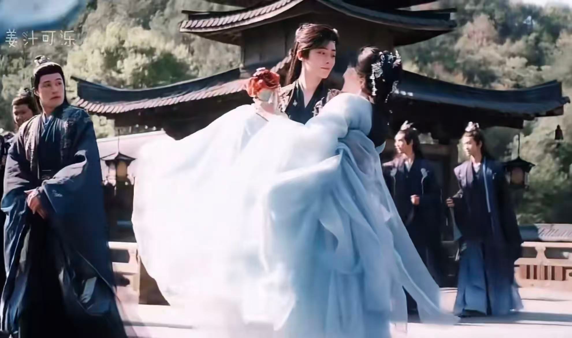 好干脆一个公主抱 救命！侯明昊公主抱卢昱晓的瞬间，干脆得让人尖叫！他可不是什么弱