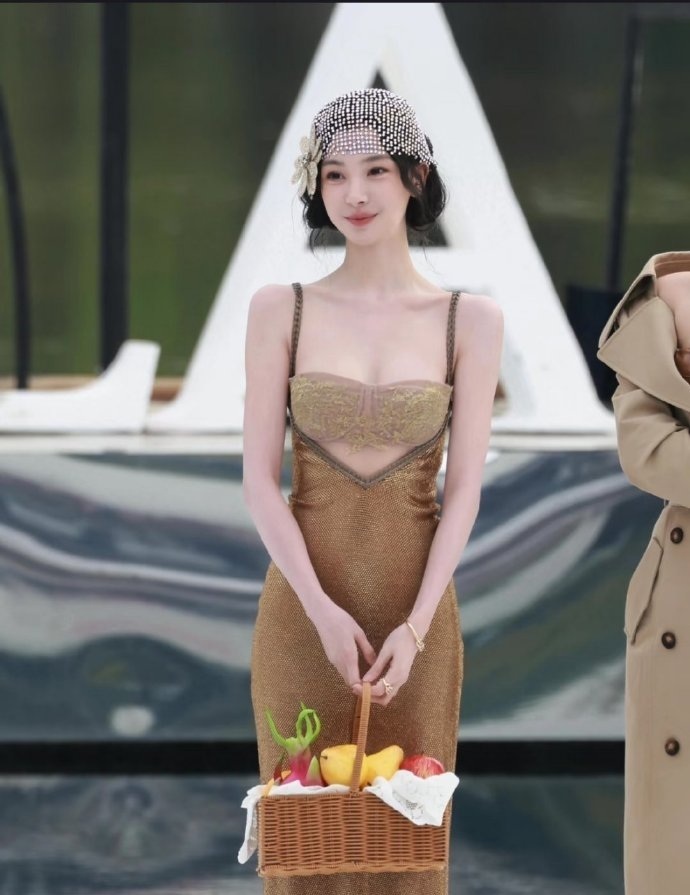 易梦玲这身材绝了，是怎么做到既瘦又有肉的？ 