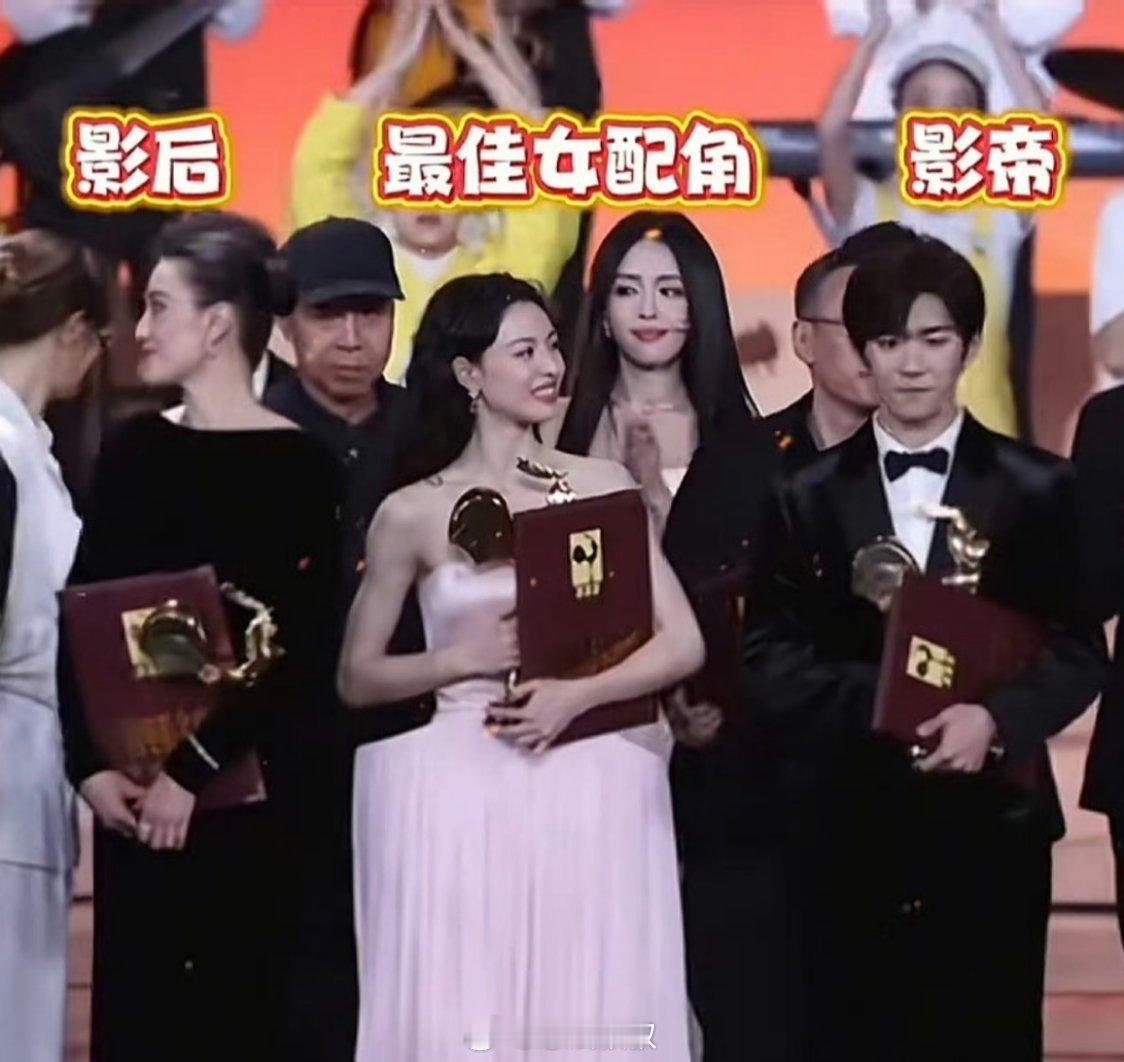 她是又站错位置了么？所以“钟杵C”这个梗，原来是这么来的 