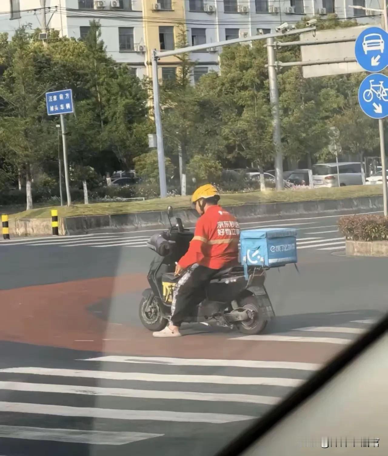 外卖大战是要结束了么[what]
前些天我喝咖啡还只要三块九，这两天价格怎么就涨