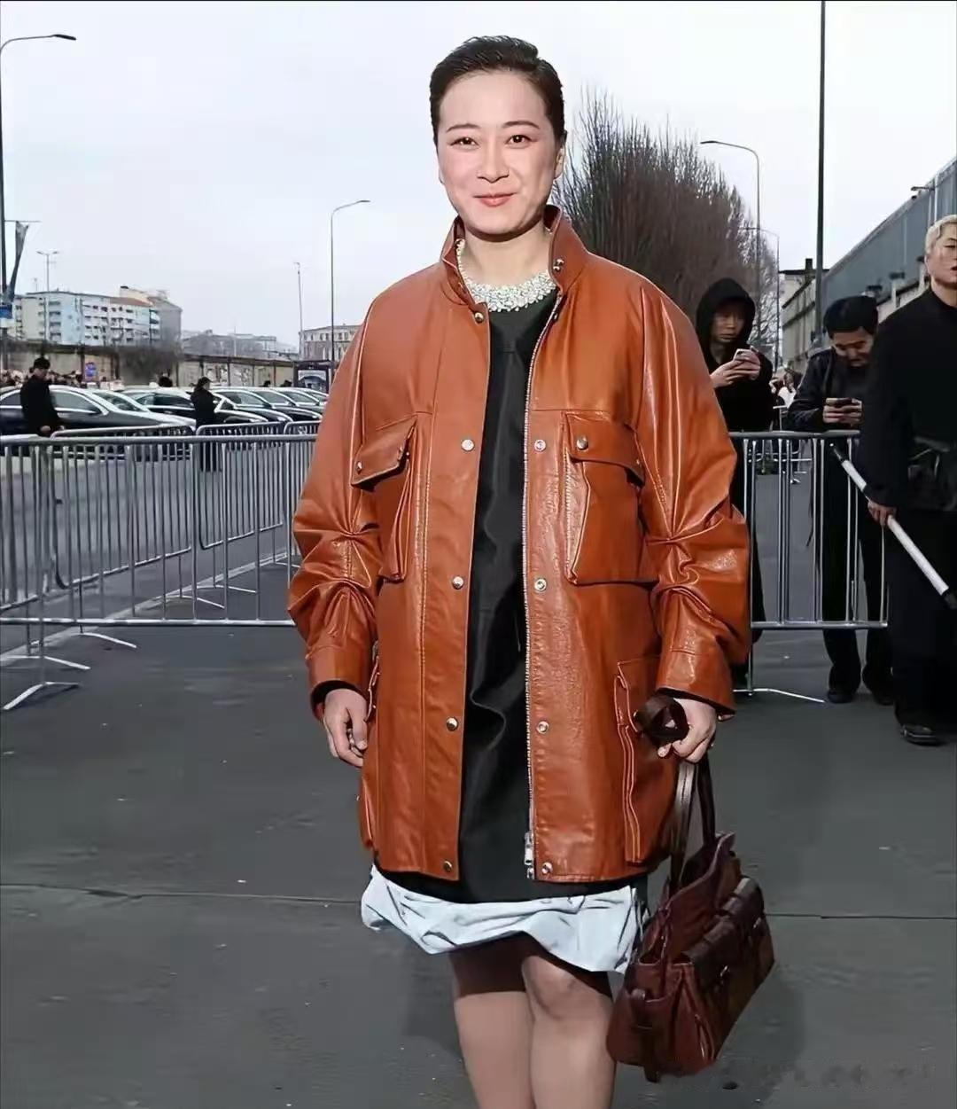 这样精干的贾玲，谁还认得出来呢？想当初，她主动增肥，试图以损耗自己身体的方式，来