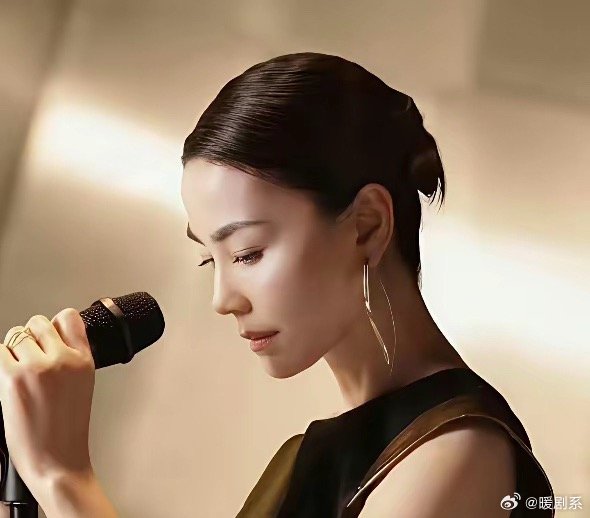 王菲，罕见现身！4月2日中午，歌手王菲，突然冲上了热搜，这次不是因为谢霆锋，而是