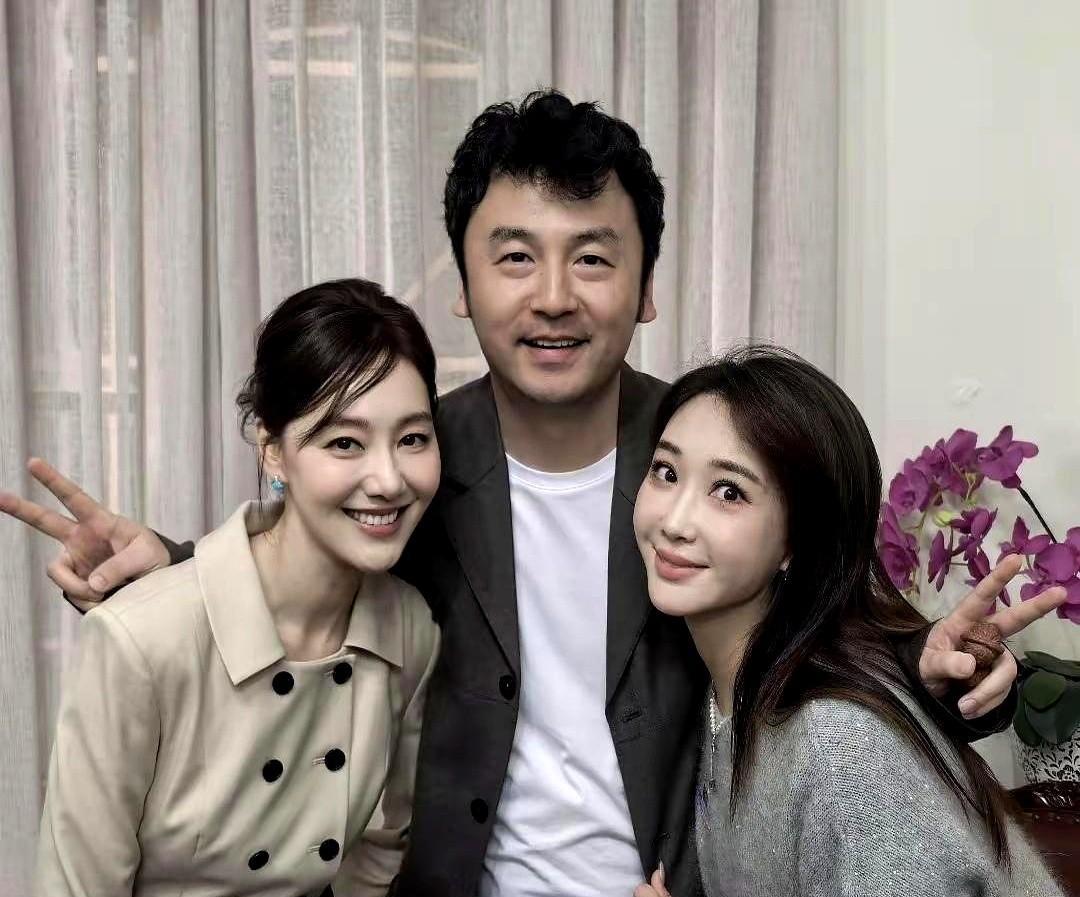 照片一出，心里一酸。
熟面孔挨着陌生人生。
这不是八卦，这是咱们都怕看的镜子。