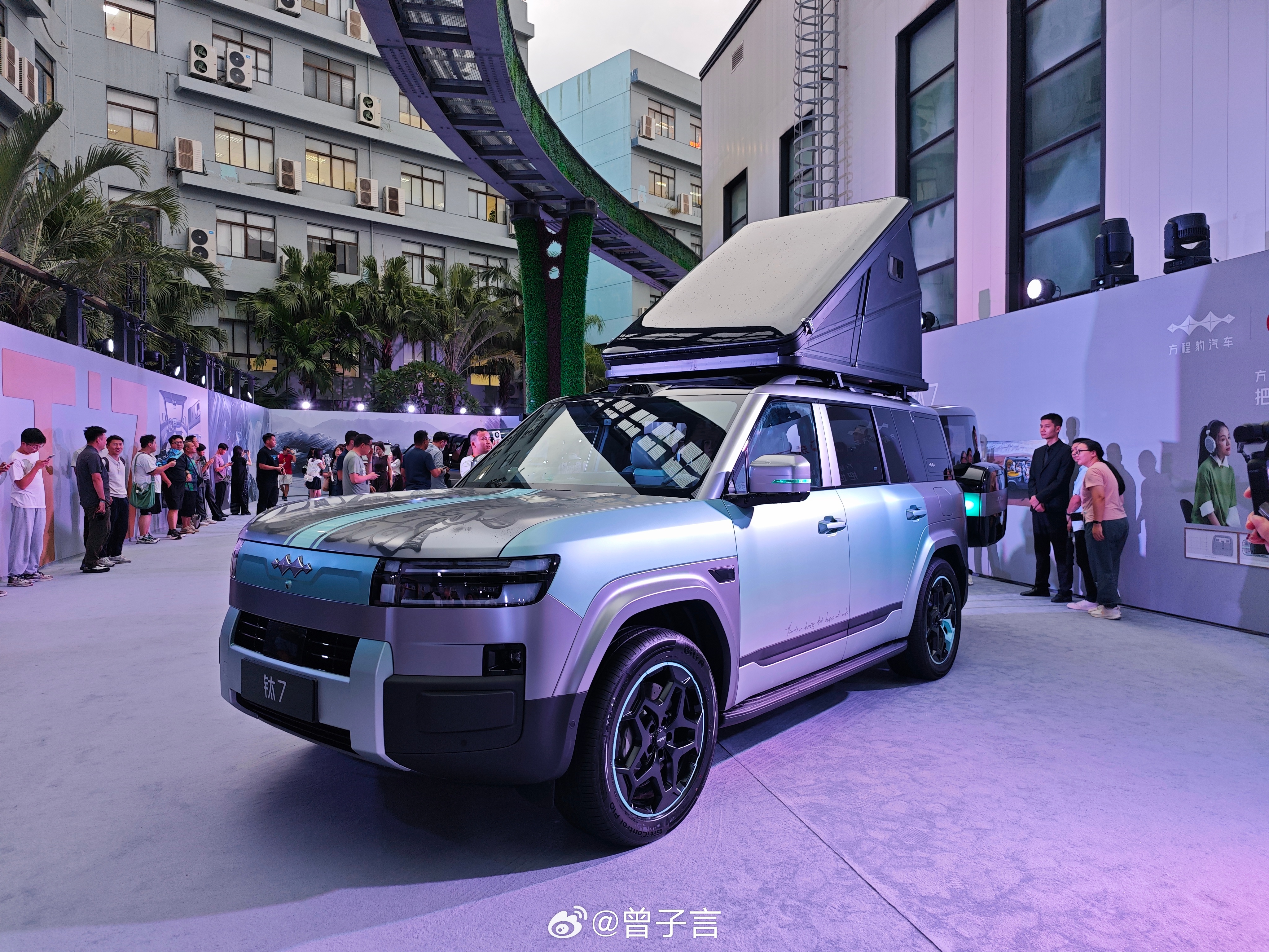 到比亚迪方程豹钛7 上市发布会现场了。和“豹”系列硬派可城可野的定位不同，钛7 