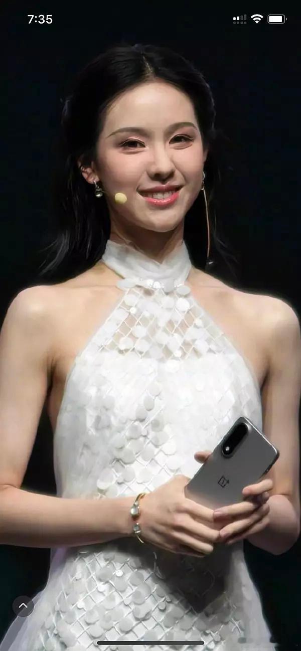 陈都灵 赫本风陈都灵是不是你们很多人的心中女神啊?牙齿有污垢，牙黄，有牙屎。是你