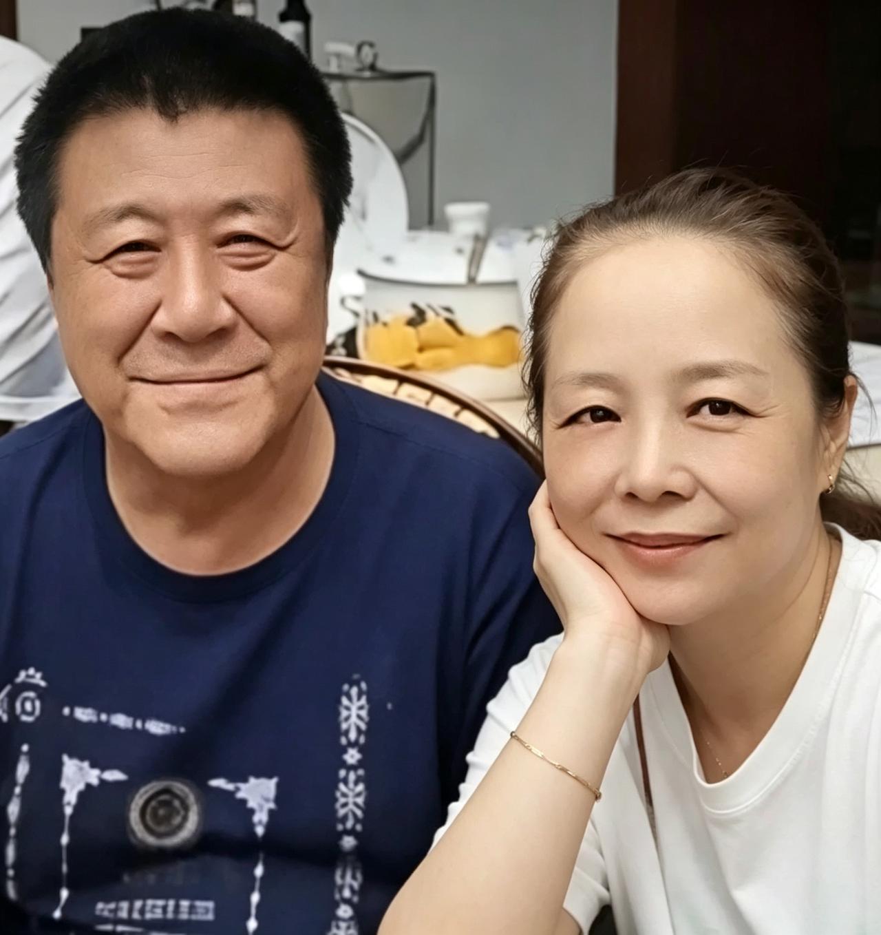 万万没想到，这两位老戏骨竟然是现实里的真夫妻！
看到他们的近照，真的被治愈了。没