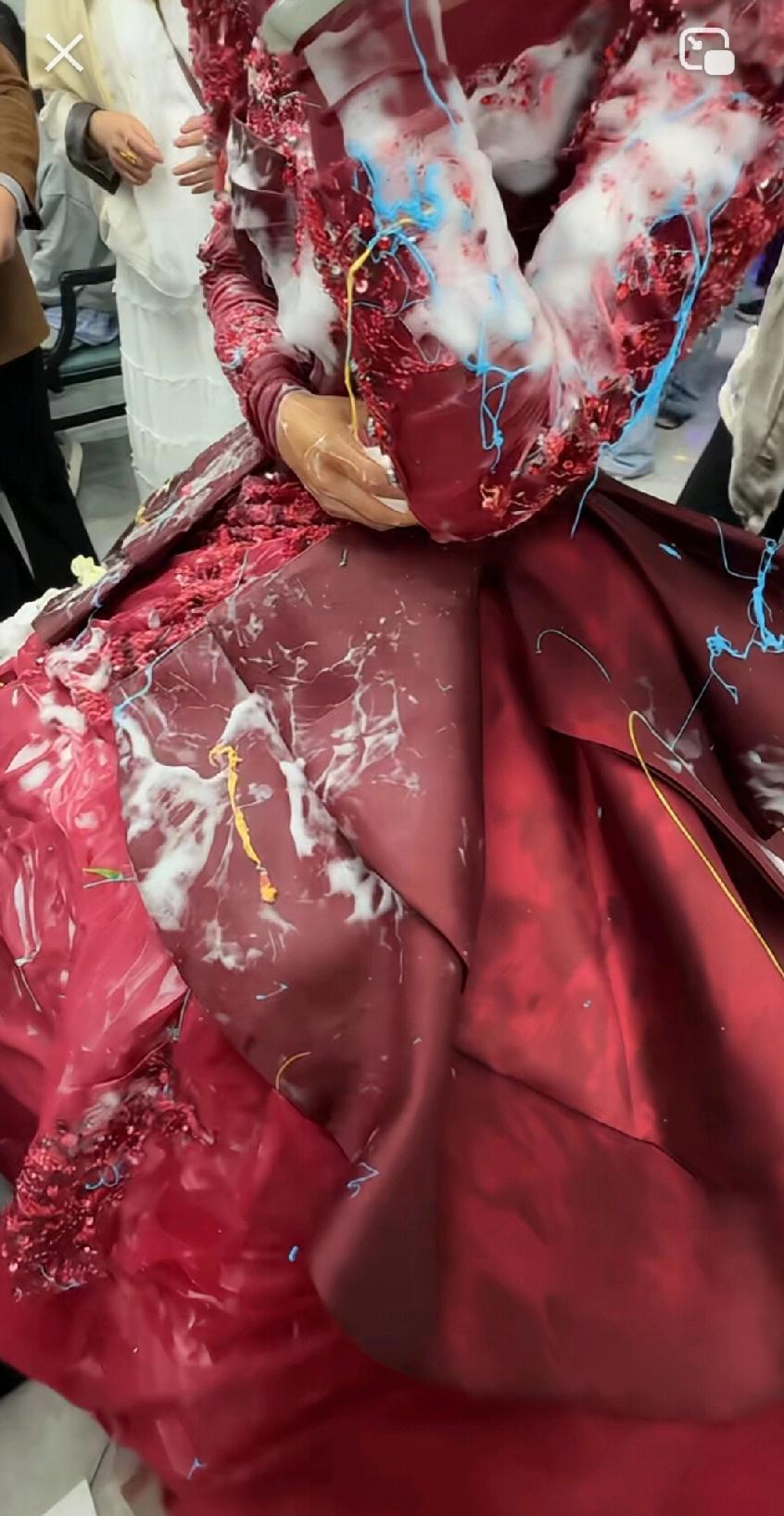 新娘的婚纱被礼花的泡沫泚了个透心凉。
见过有婚闹的，也没见过这么恶毒的。新娘子刚