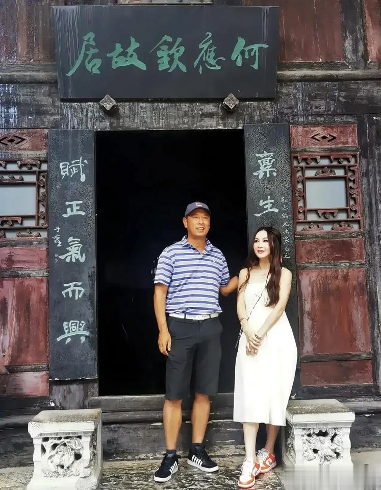 作为女人，温碧霞无疑是非常幸运和幸福的，因为他有一个爱她宠她的老公！

温碧霞的