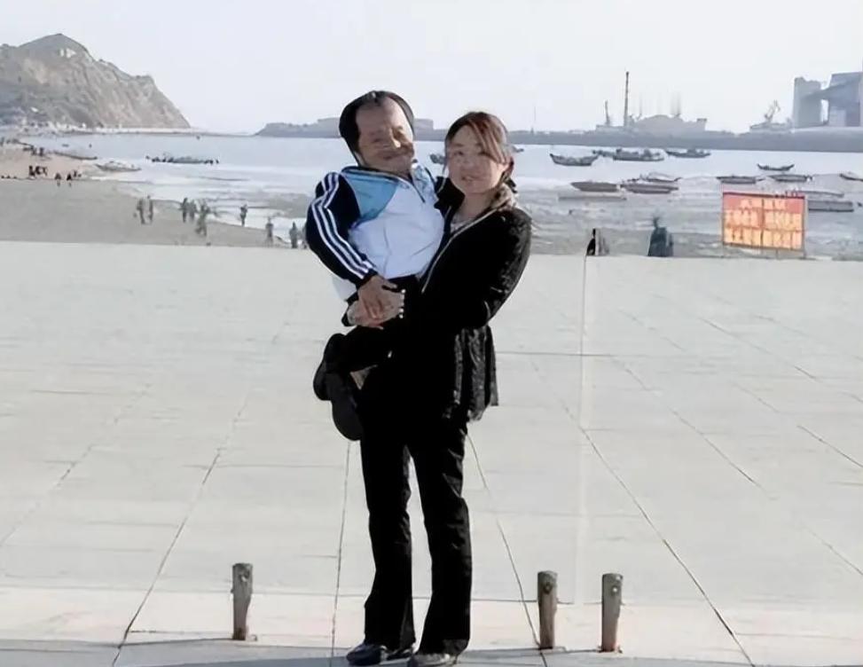 22年前，31岁的许迎春做了一个让身边人都想不通的决定：嫁给身高只有70厘米的谭