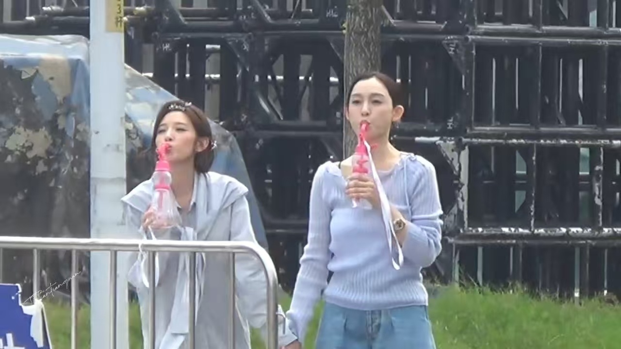 唐艺昕范玮琪同步喝吸管水唐艺昕范玮琪乘风2026路透 唐艺昕范玮琪牵手路透，同步