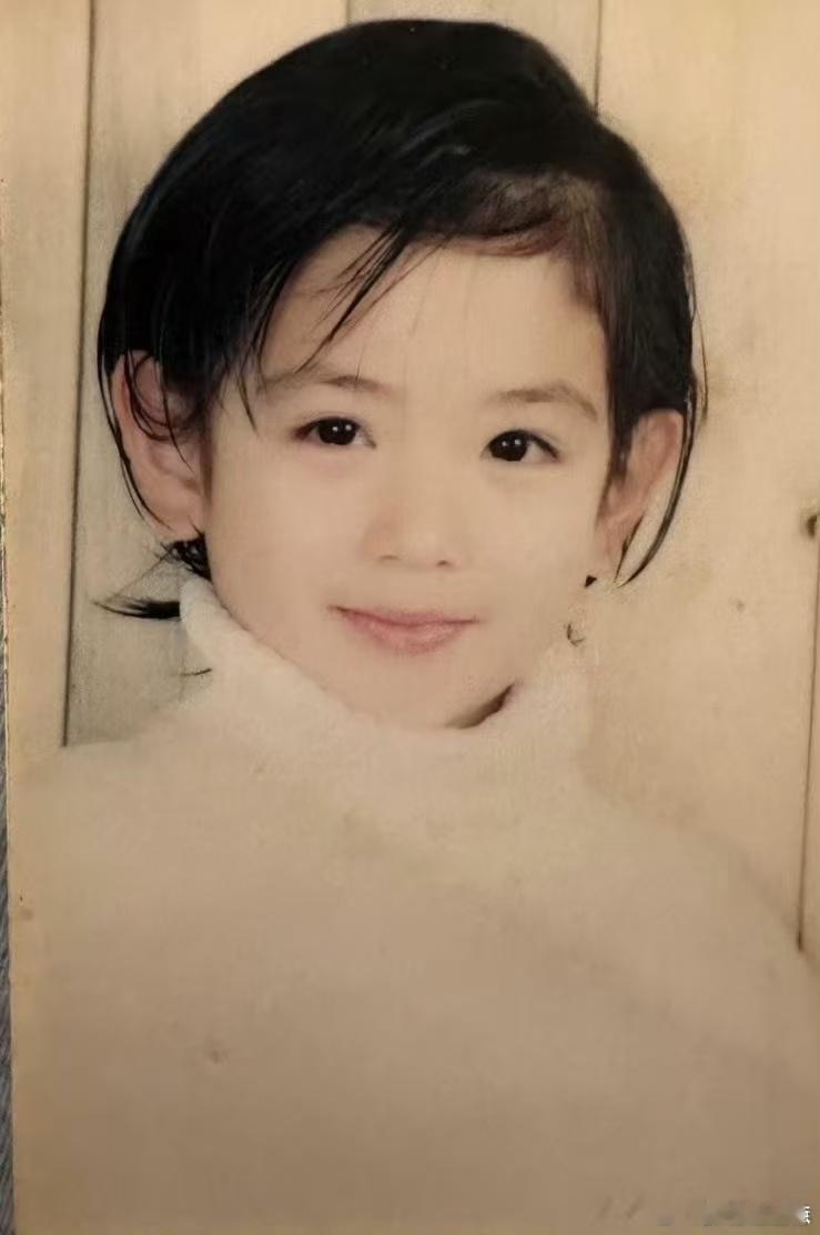 代露娃妈生美人脸代露娃幼年体已经很美了妥妥的天生美人相，儿时模样清秀灵动，如今五