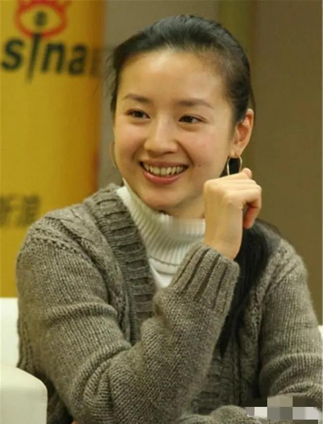 要问娱乐圈刚出道很美，随着年龄越大，长残了的女星。毫无疑问，董洁算一位。年轻时的