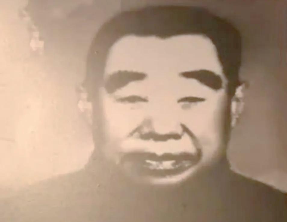 1949年青海解放后，他看到解放军帽子上的红星，对站岗的战士说：“我叫廖永和，是