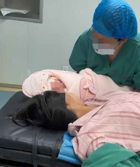 我这辈子都忘不了那个画面。
 
产妇的宫口都开全了，甚至都能看到宝宝的头发了。她