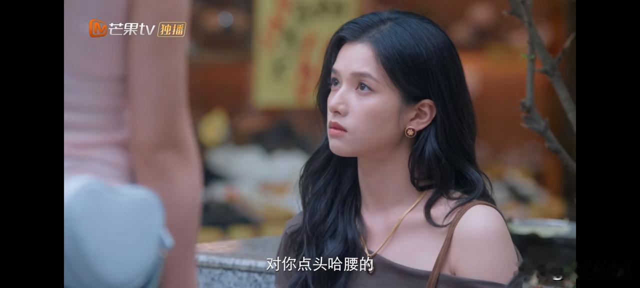 《野狗骨头》第15集预告：苗靖在大街上莫名其妙就被涂莉的姐妹刁难，陈异出现替苗靖