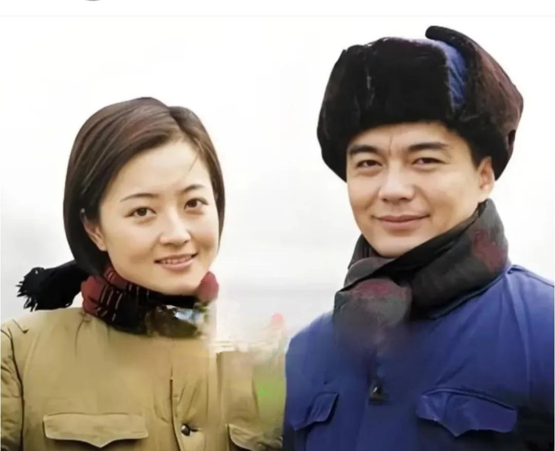 左边的是原华，右边的是许亚军，他们合作的电视剧是“一年又一年”，当年这部剧很火。