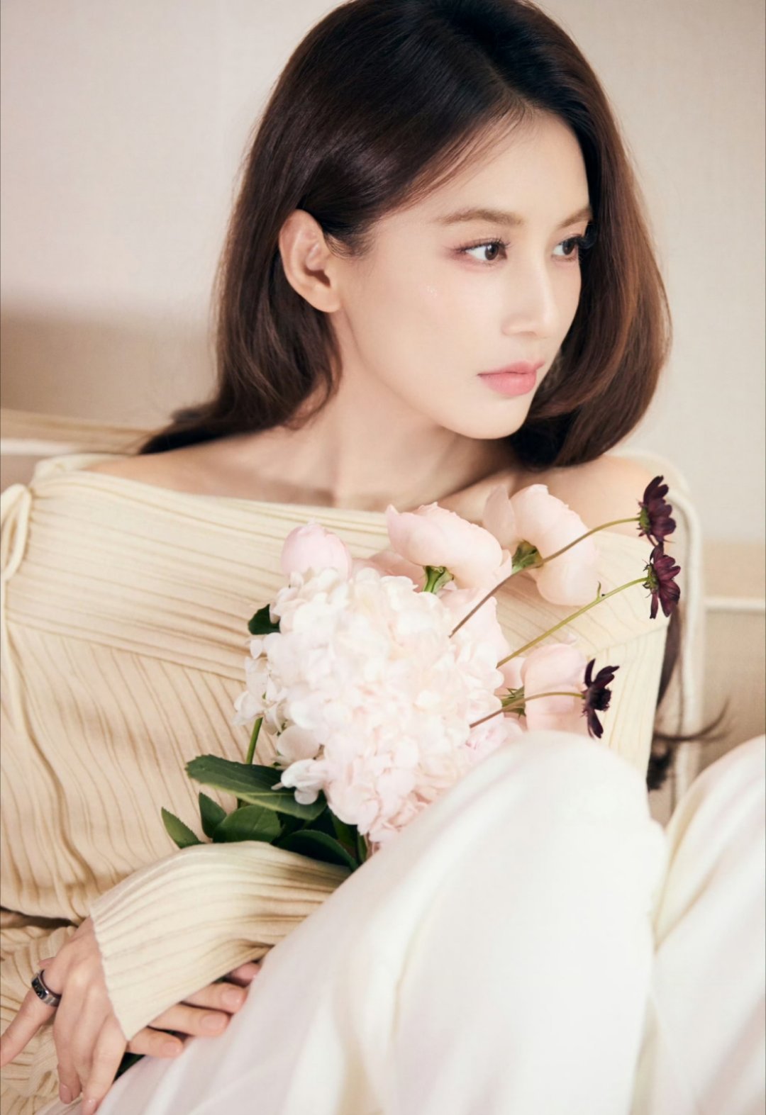 黄圣依张凌赫豪门家族又上人了还真有点像，好权威的两张脸啊