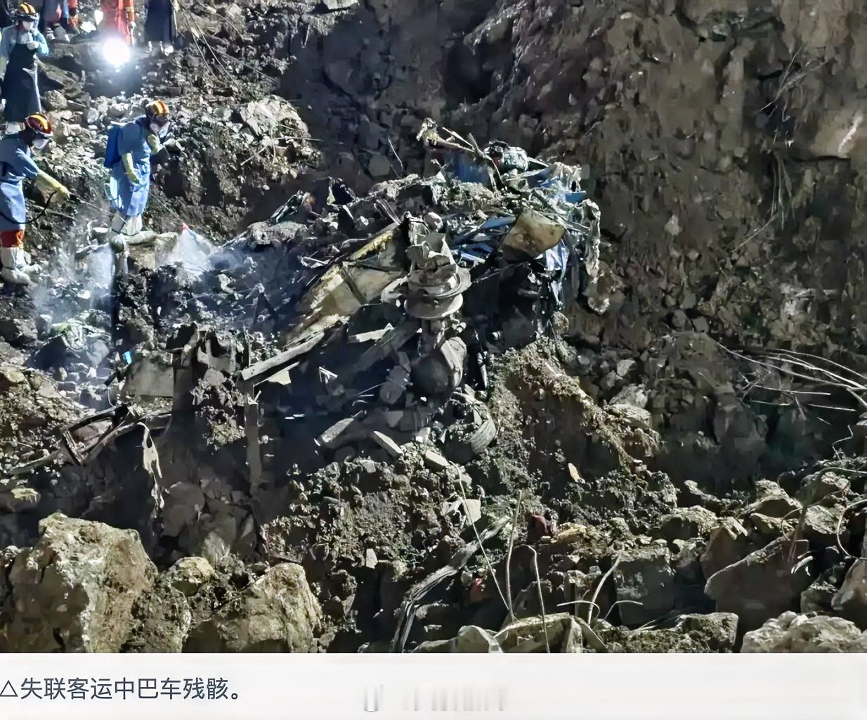 揪心！重庆崩塌现场找到失联中巴残骸，已发现人体残骸正DNA比对🙏
 
重庆山体