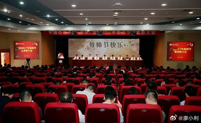 教师好还是公务员好 今天在外面碰到几个人在讨论这个话题，在场的大多数人都觉得教师