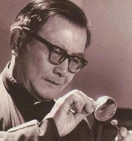 1954年，一批犹太商人想把原子弹的浓缩铀卖给我国。周总理立即找来一位科学家验货