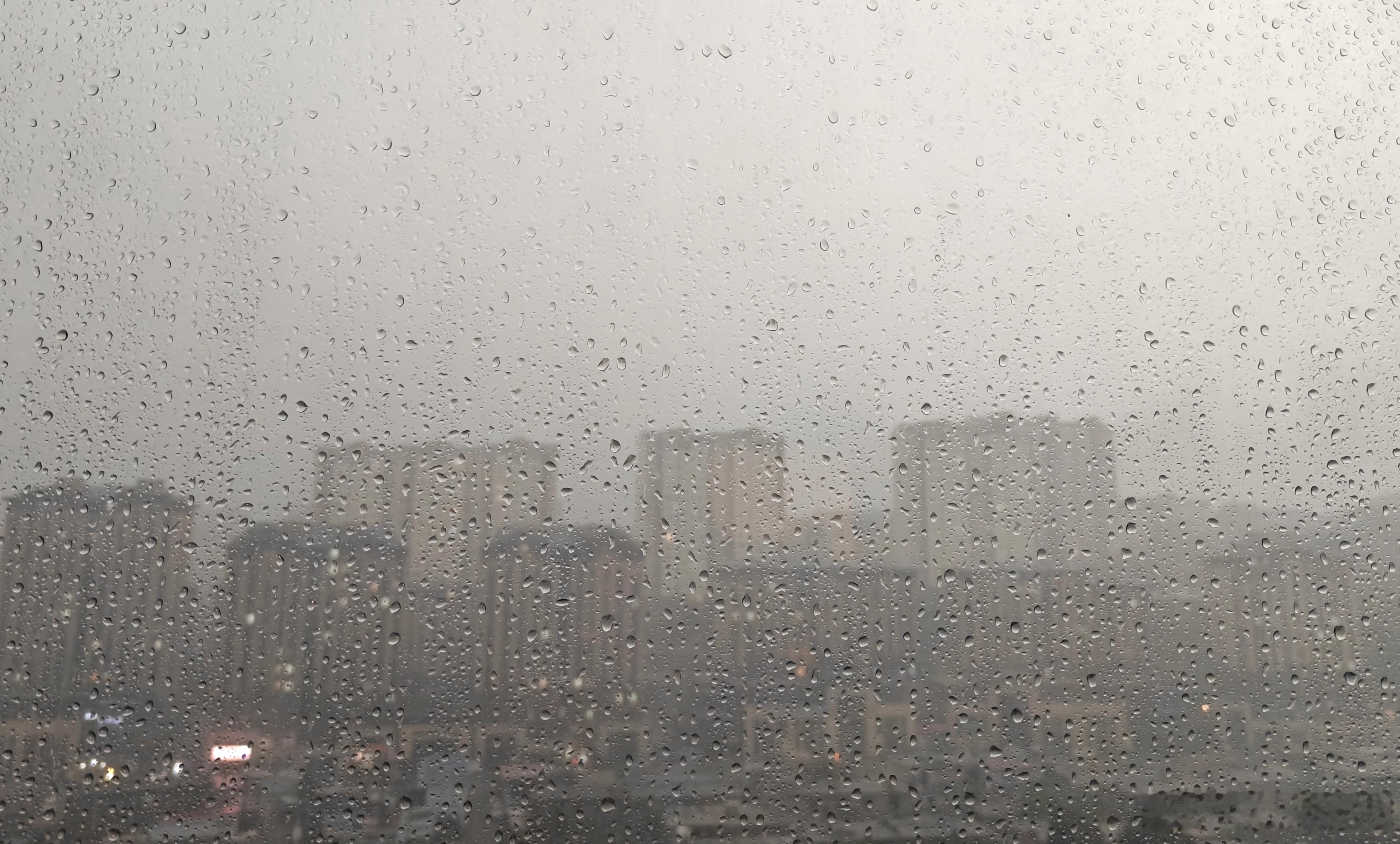 此时外面的雨就像瀑布…电闪雷鸣，窗外建筑已模糊这茬雨来的好凶猛⛈⚡⛈⚡记录生活随