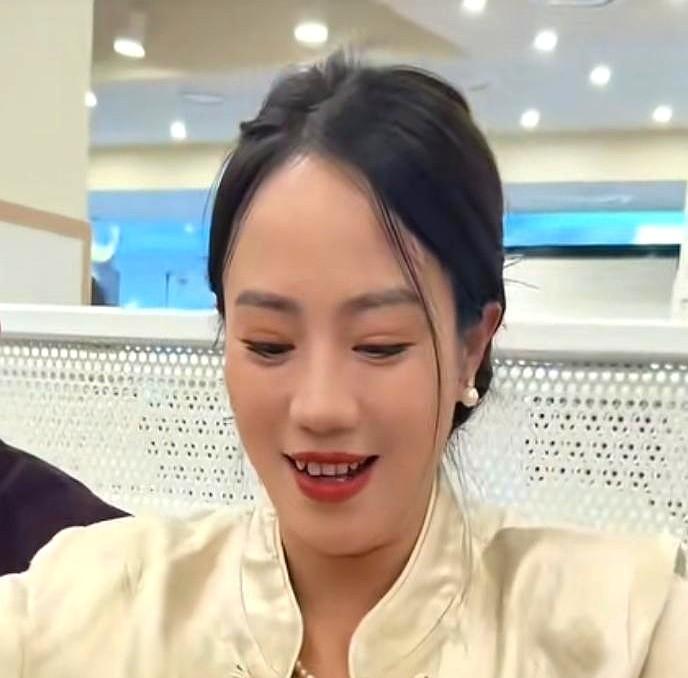 小小曝光小妹跟小二娃，所有的拉扯过程。
小妹带着人回自己二楼拍点东西，小二娃悄没