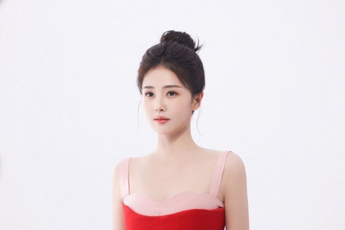 金鹤龙为白鹿化的氧气呼吸妆白鹿氧气水蜜桃金鹤龙打造的氧气呼吸妆让白鹿像清甜水蜜桃