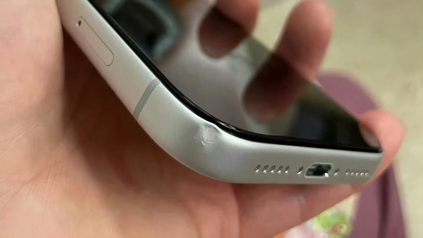 iPhone17首批用户吐槽不断都是铝合金惹得祸[笑而不语] ​​​