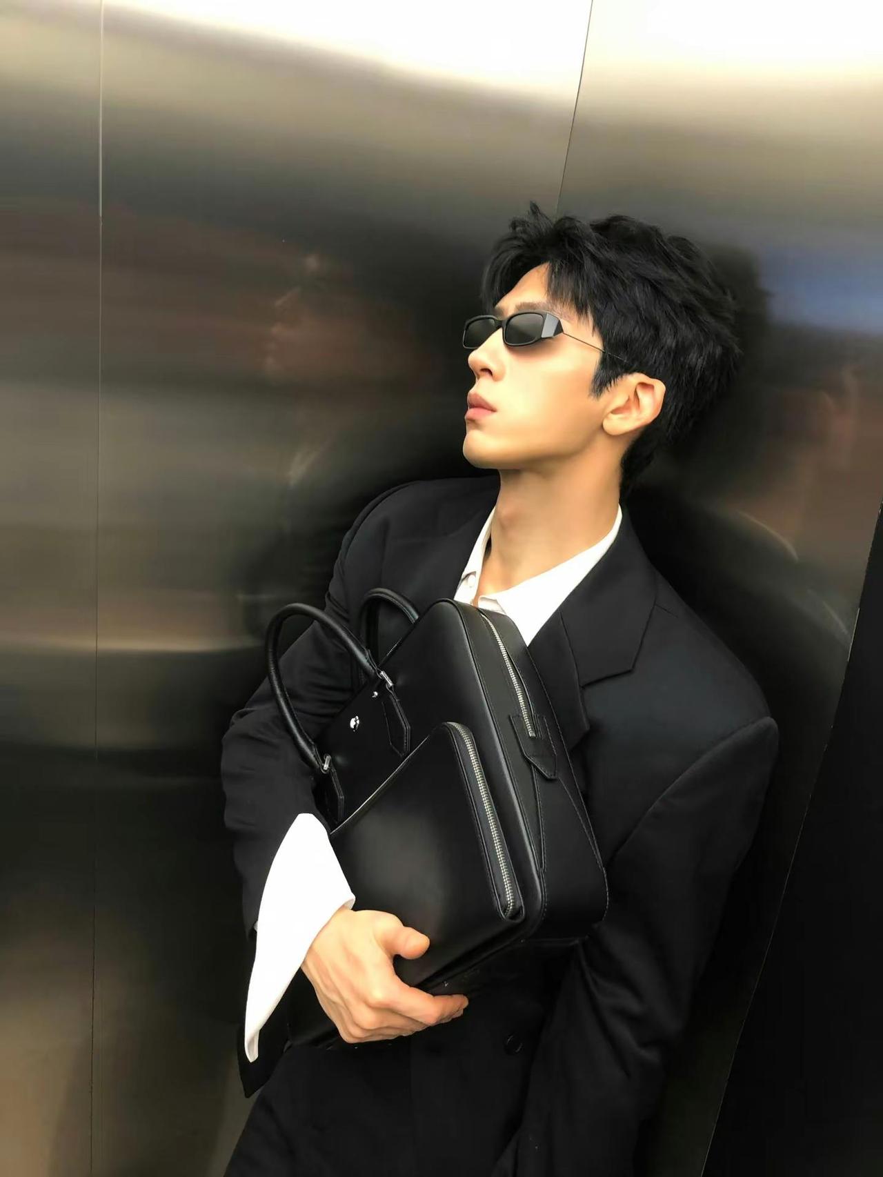 Luke今天班下的挺早的 没加班啊。苹果手机这么能出片，我也是才知道呢Luke 