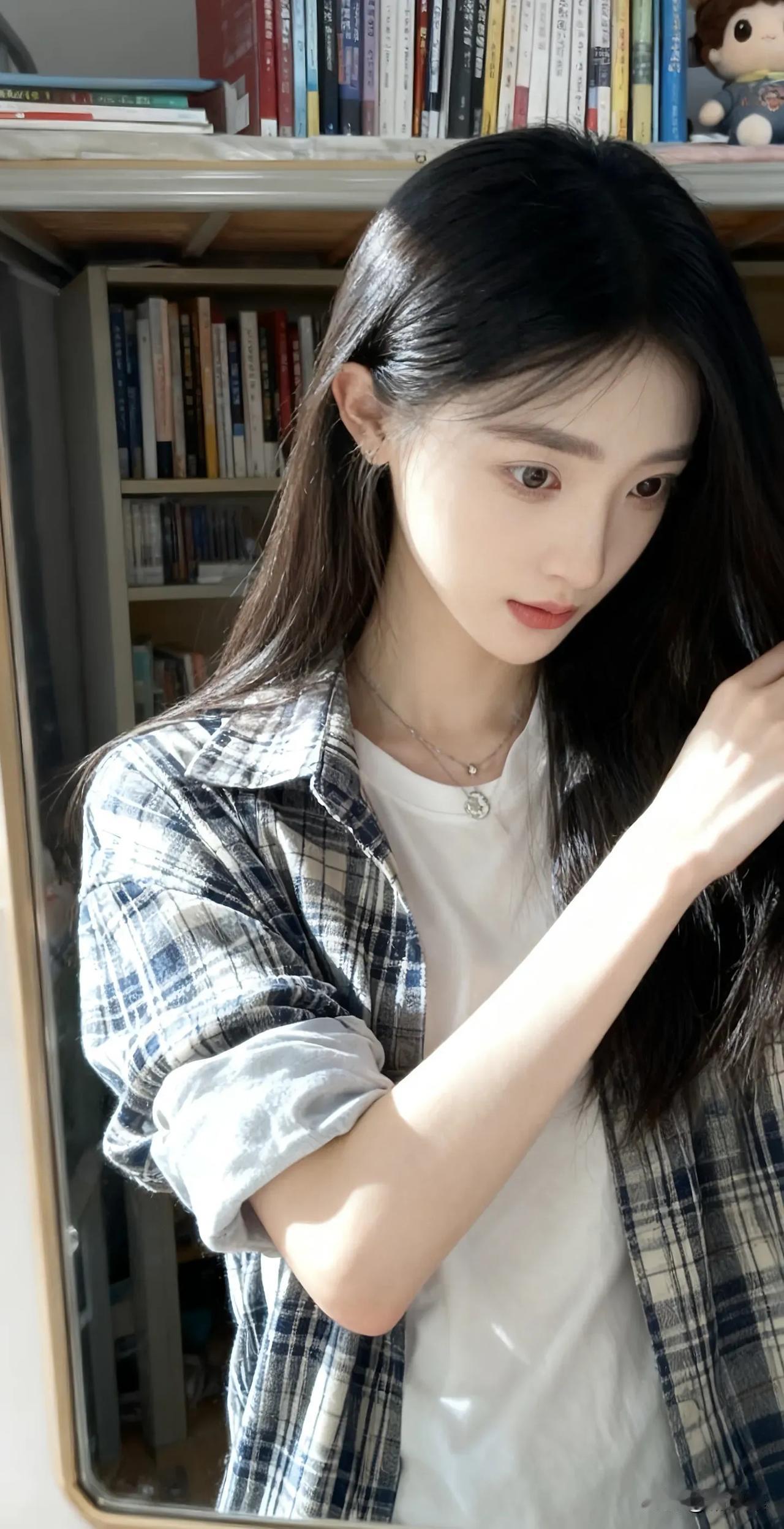 阳光洒进书房的温暖瞬间，少女在书海中沉思。