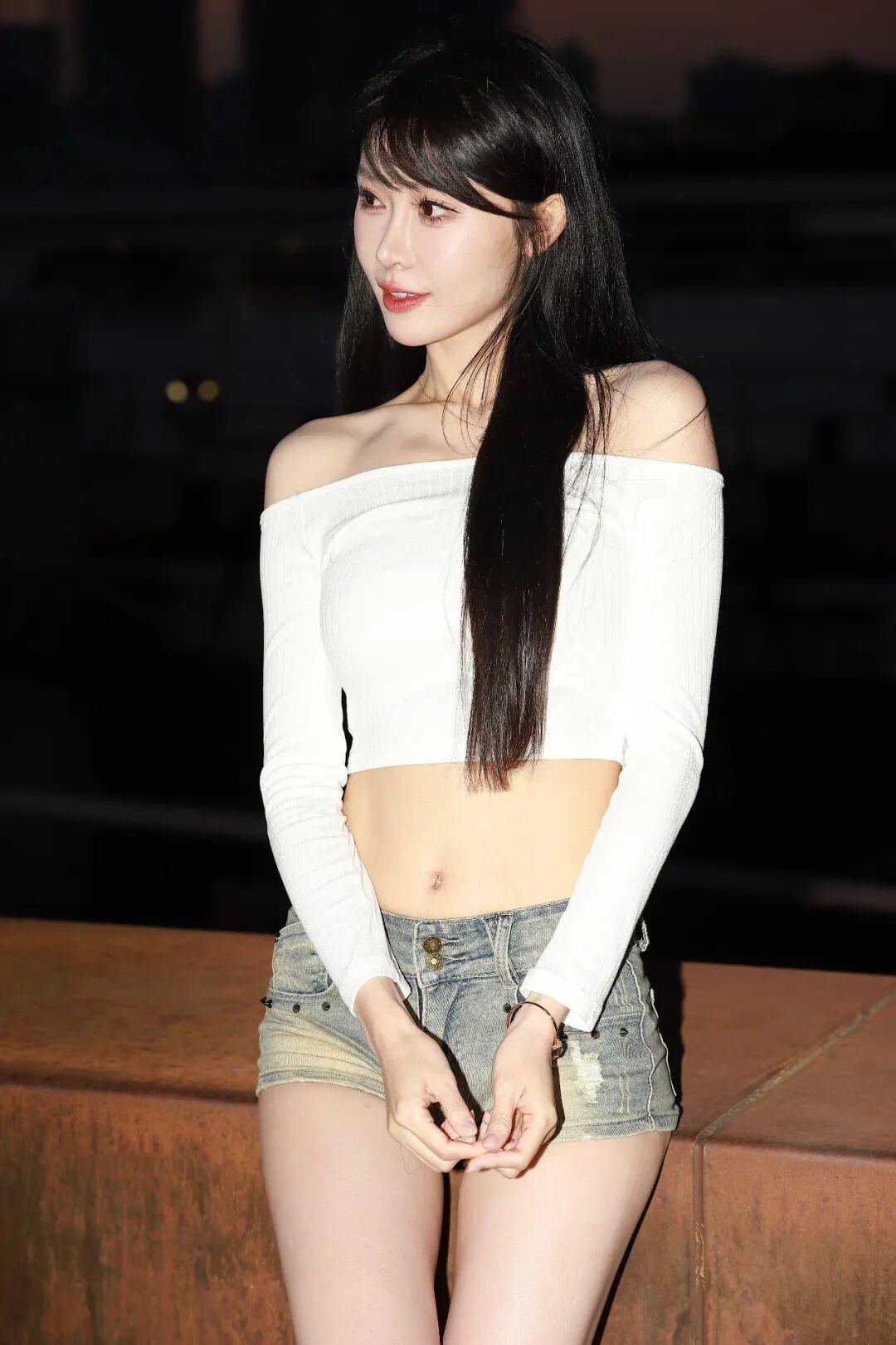 晚风有点温柔，
连影子都在偷偷心动。
不用刻意找角度，
自然松弛的状态，
就是最