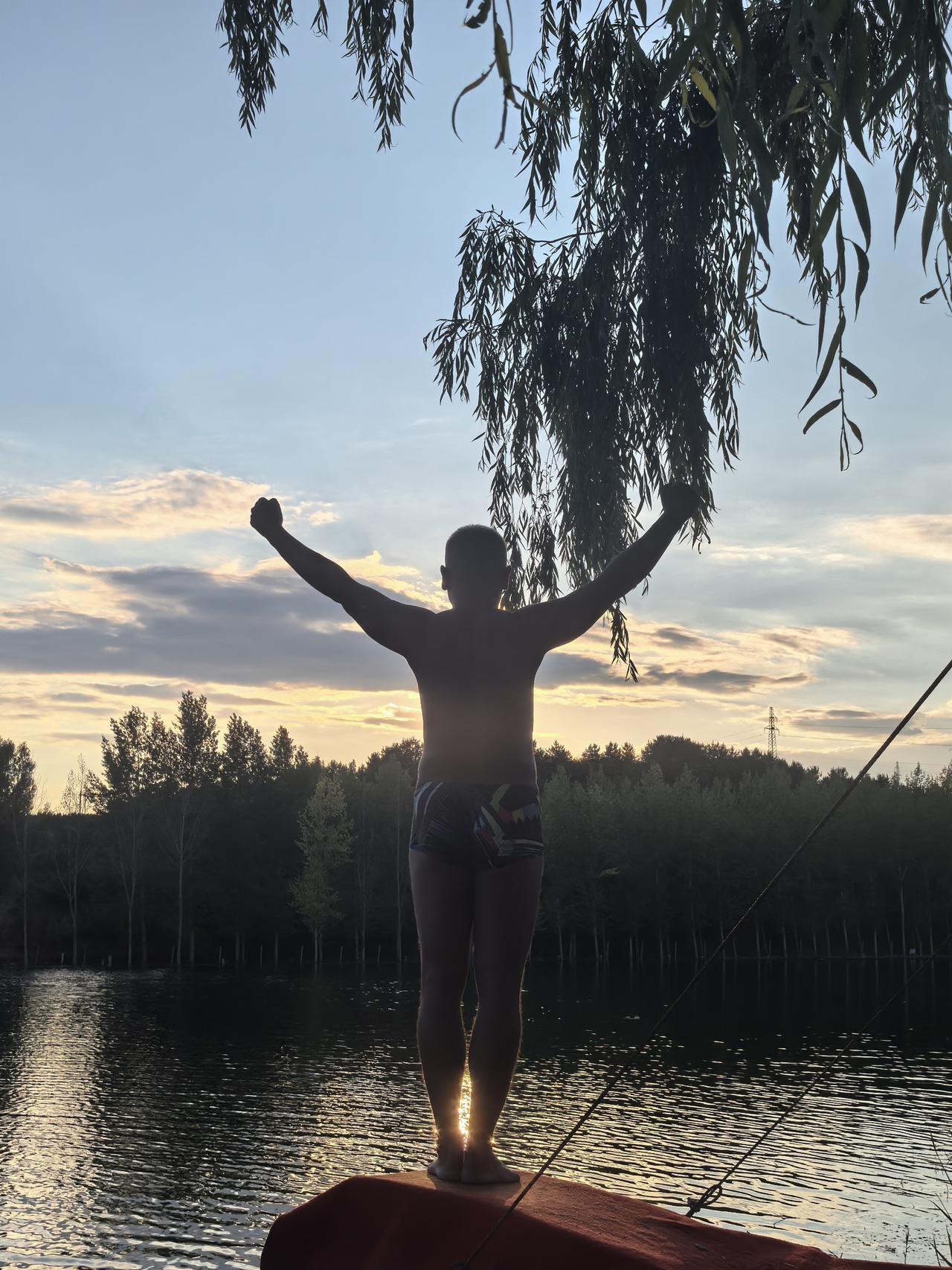 夕阳下的湖边，自由伸展的瞬间，感受大自然的宁静与美好。