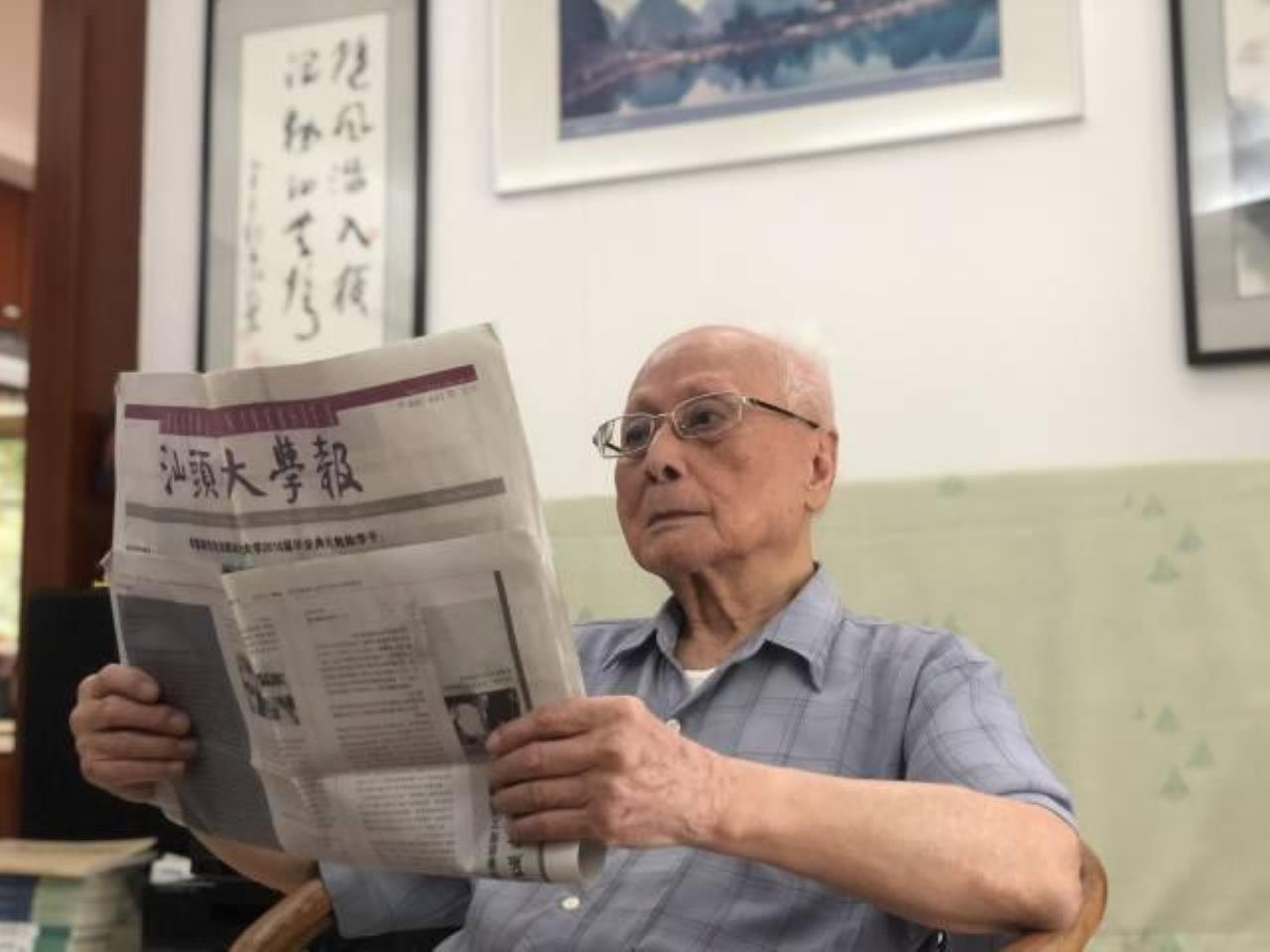 1988年，两岸正式开放探亲。一位名叫叶依奎的地下党，混在探亲队伍当中，回到了大