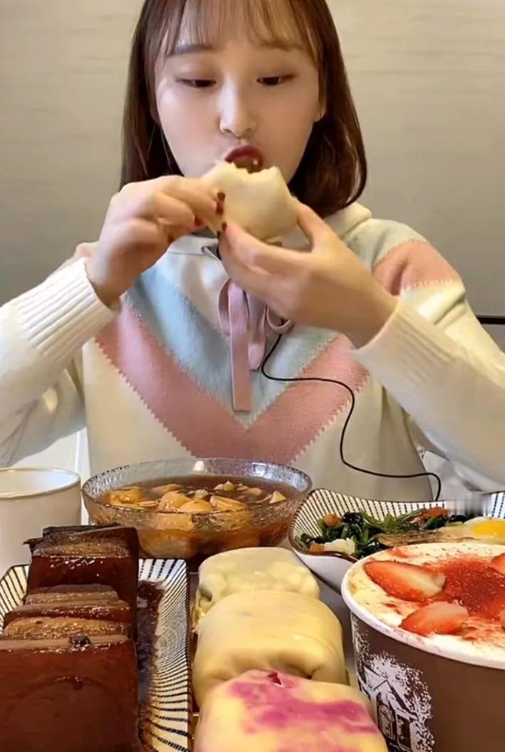 美人如花，美食满桌。#美食在人间。# #美食献给美图# #美食的魅力何在# #吃