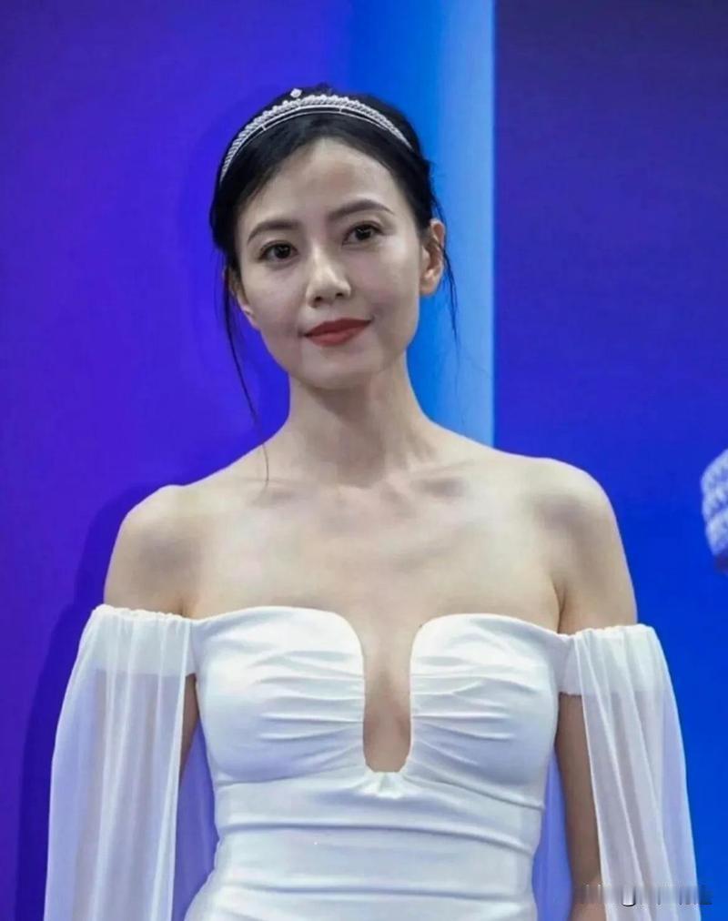 高圆圆眼睛以及眼周这一块是出卖年龄的第一罪魁祸首，纵使化妆师技术和化妆品如何高超