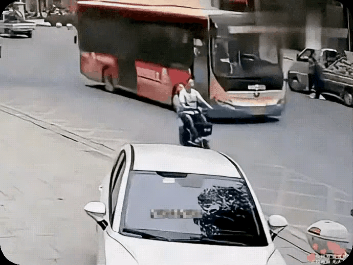 公共汽车说：我究竟得罪谁了？为什么你们前面打我脸，后面撞我屁股？

（网图侵删）