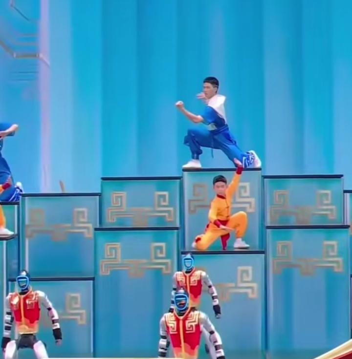 看完整场春晚全网都竖大拇指，宇树科技真牛，耍双截棍、舞剑行云流水，跟武术少年对打