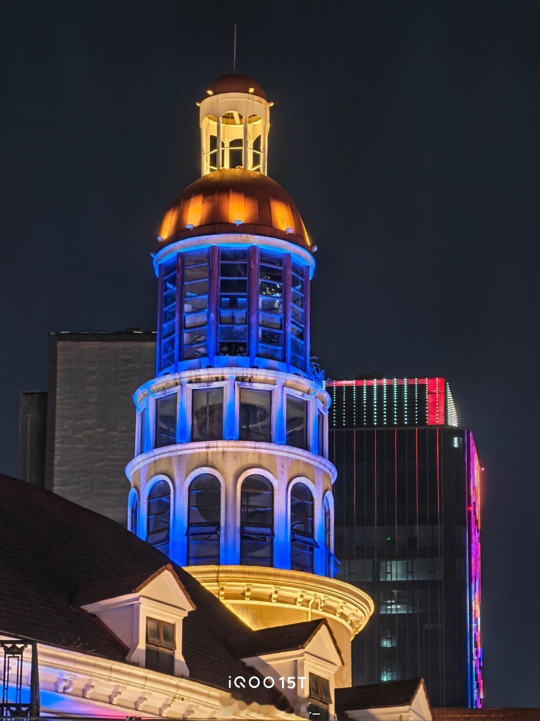 iQOO 15T夜景实拍直出分享欧式街区的夜晚氛围感直接拉满，钟楼灯光层次干净，