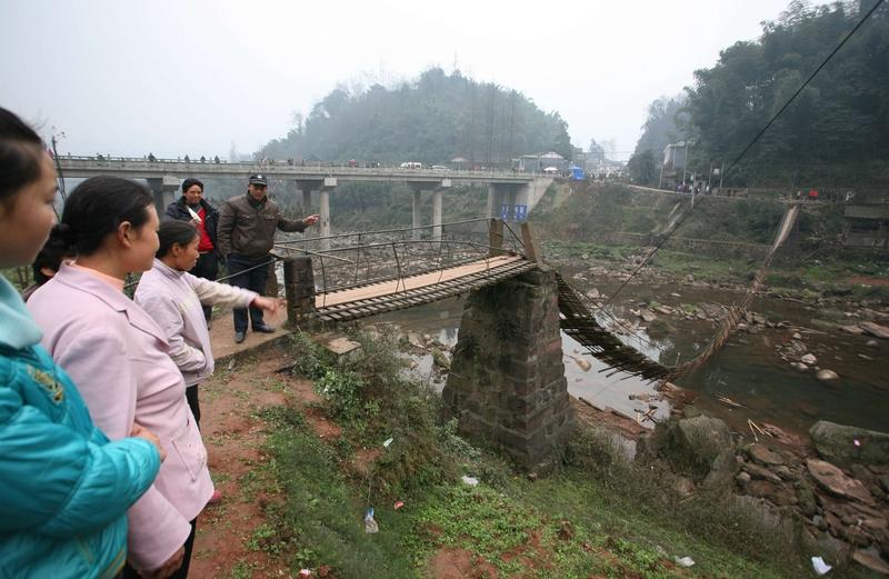 目睹双江口红旗桥垮塌的画面，着实令人触目惊心。视频中，伴随着一声巨响，靠近山体一