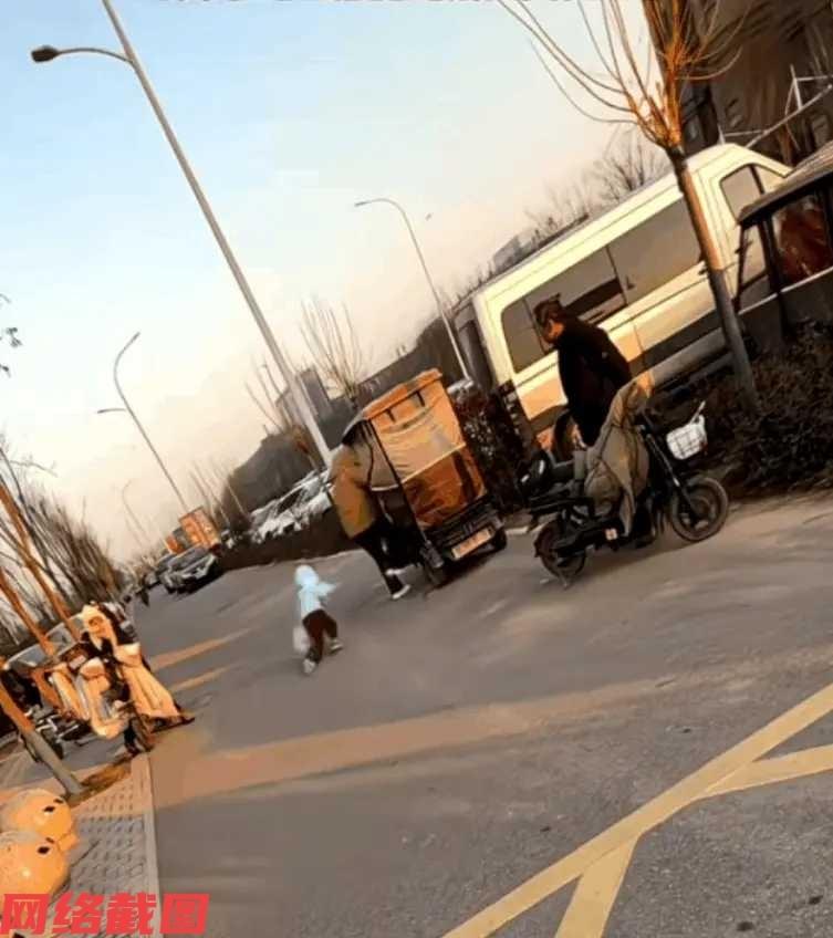 山东有位奶奶去接自己的小孙子放学。

可是孩子一出校门就要吃路边的烤肠，奶奶似乎