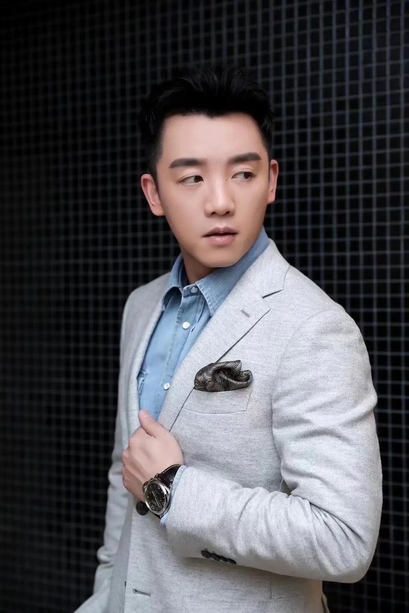 郑恺先前给老婆买了好些珠宝首饰，后来那些东西就都出现在小姨子脖子上。自那之后，他