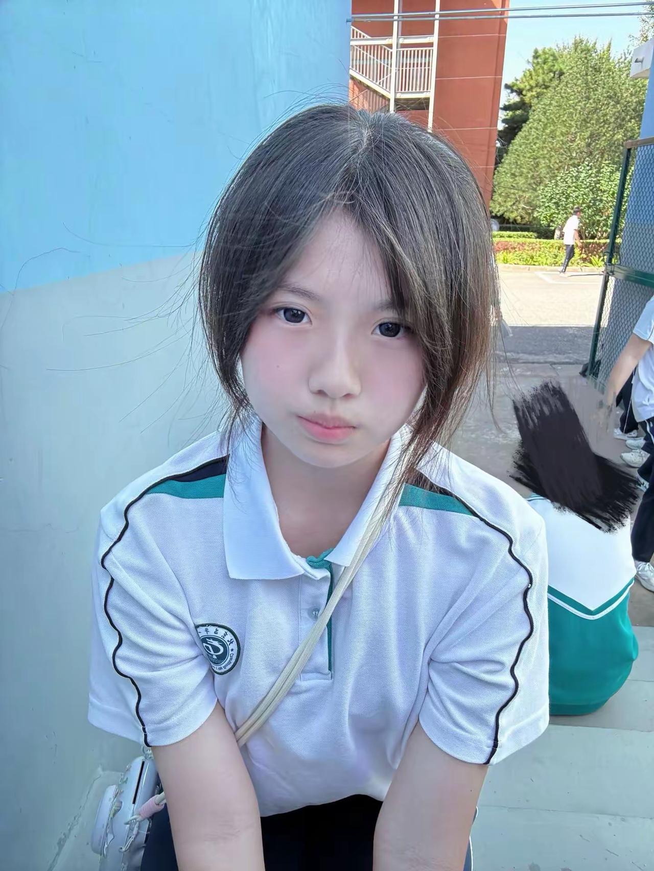 这位同学正在学校走廊里坐着。班里的有些人 班里的孩子 上课时孩子