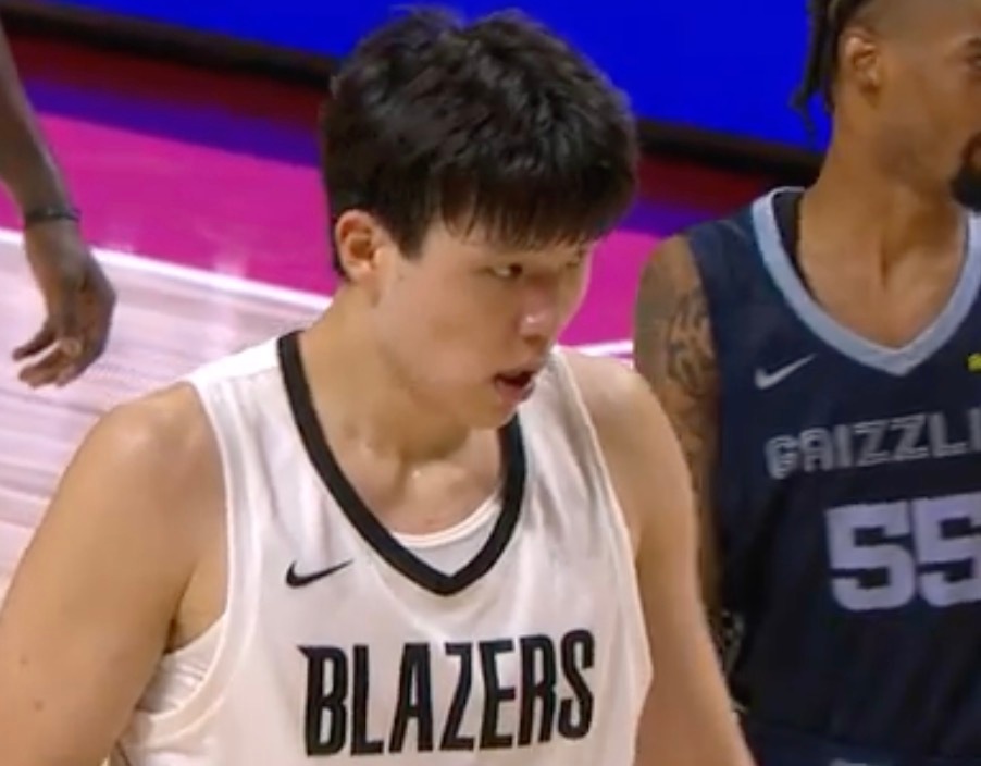 杨瀚森半场数据：8分2篮板2助攻，6中3。效率不错。 ​​​